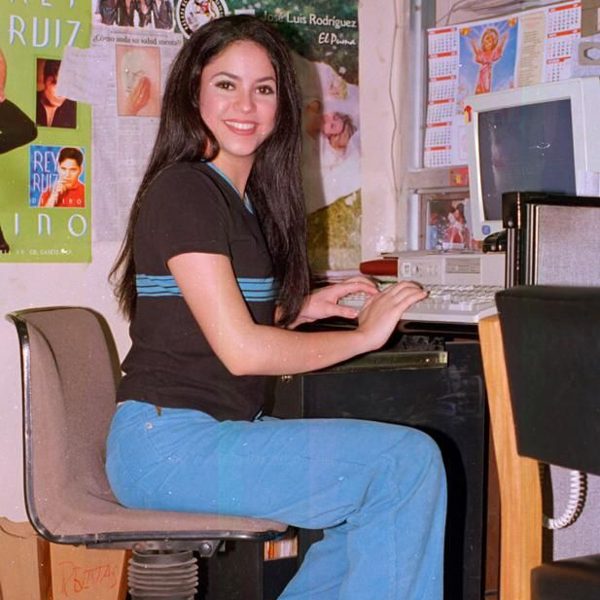 La Shakira davant de l'ordinador